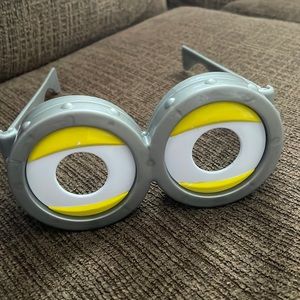Minions toy play glasses